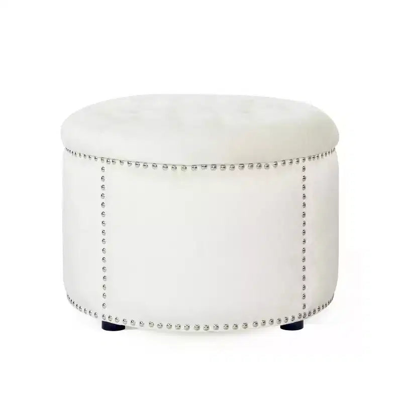 Pouf rond capitonné en velours avec clous de tapissier
