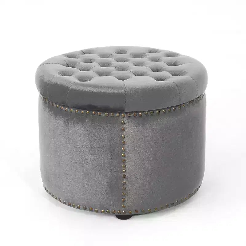 Pouf rond capitonné en velours avec clous de tapissier
