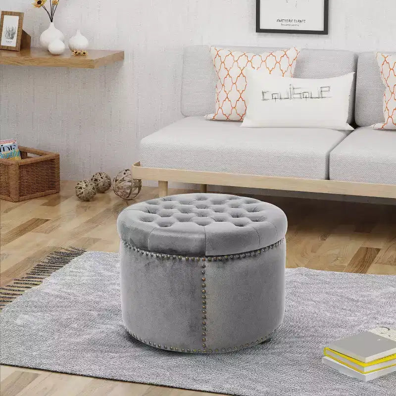 Pouf rond capitonné en velours avec clous de tapissier