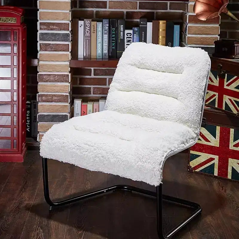 Fauteuil de salon en métal rembourré avec assise en fausse peau de mouton, blanc