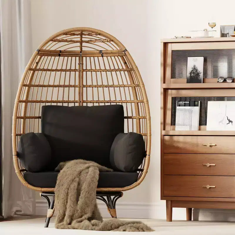 Fauteuil œuf pivotant avec cadre en rotin et coussin rembourré