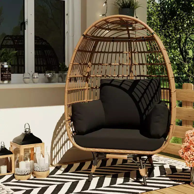 Fauteuil œuf pivotant avec cadre en rotin et coussin rembourré