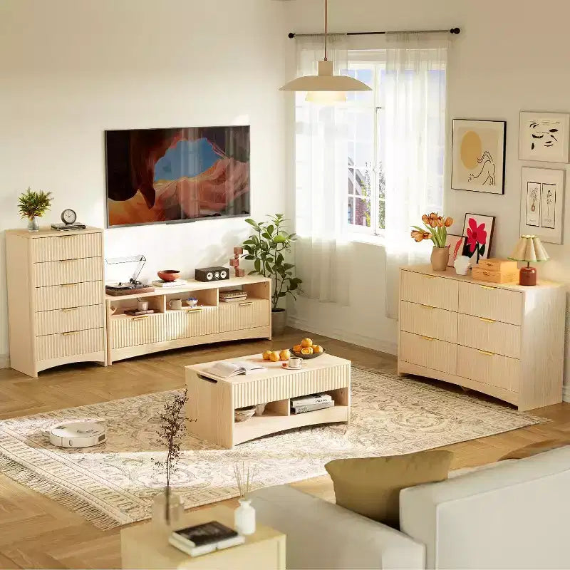 Commode à 7 tiroirs avec façade cannelée et poignées en métal