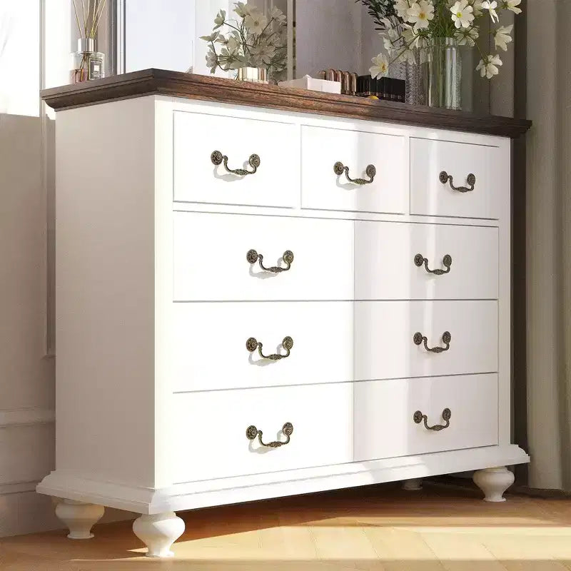 Commode en bois avec poignées et piètement en métal sculpté