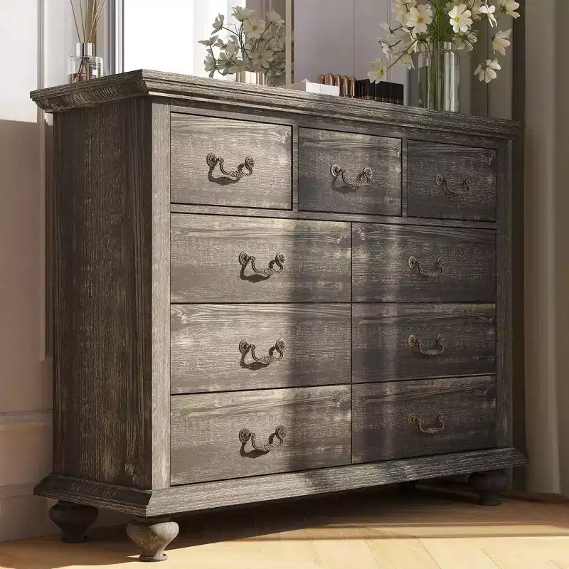 Commode en bois avec poignées et piètement en métal sculpté