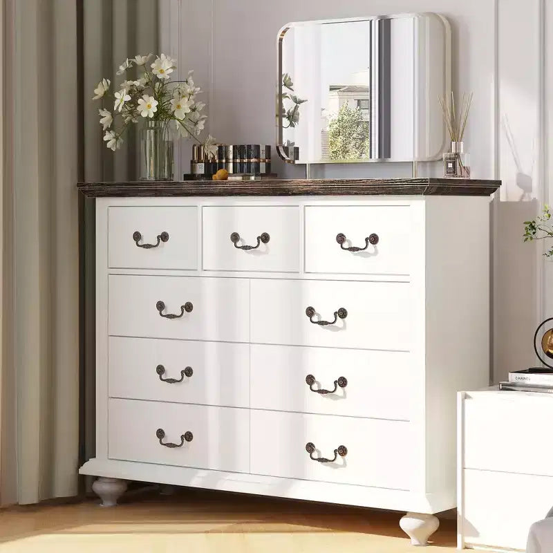 Commode en bois avec poignées et piètement en métal sculpté